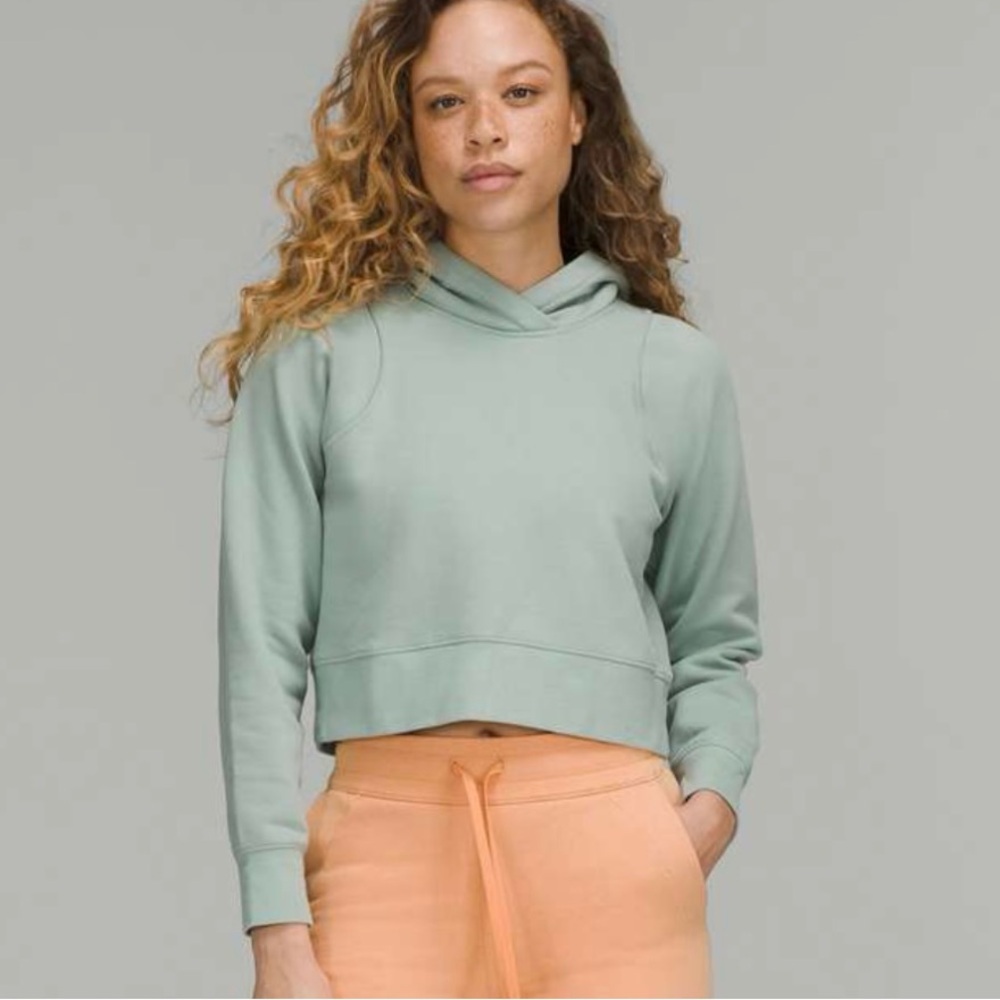 LULULEMON Loungeful Cropped Hoodie
Silver Blue SZ 6 NWOT!